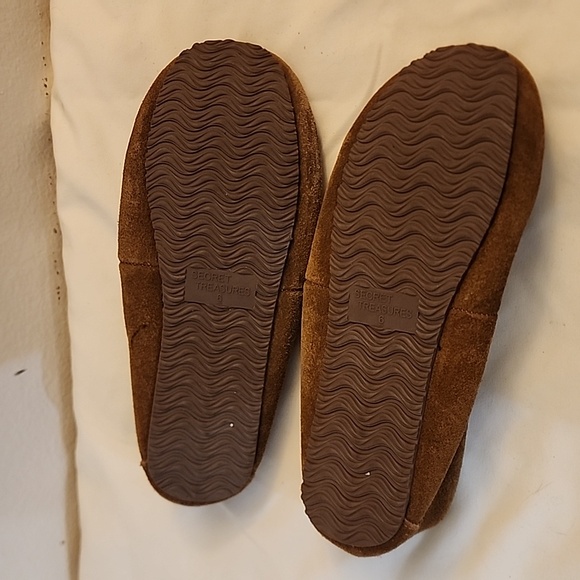 Secret Treasures Mocassin Slippers Sz 6 - Picture 2 of 2